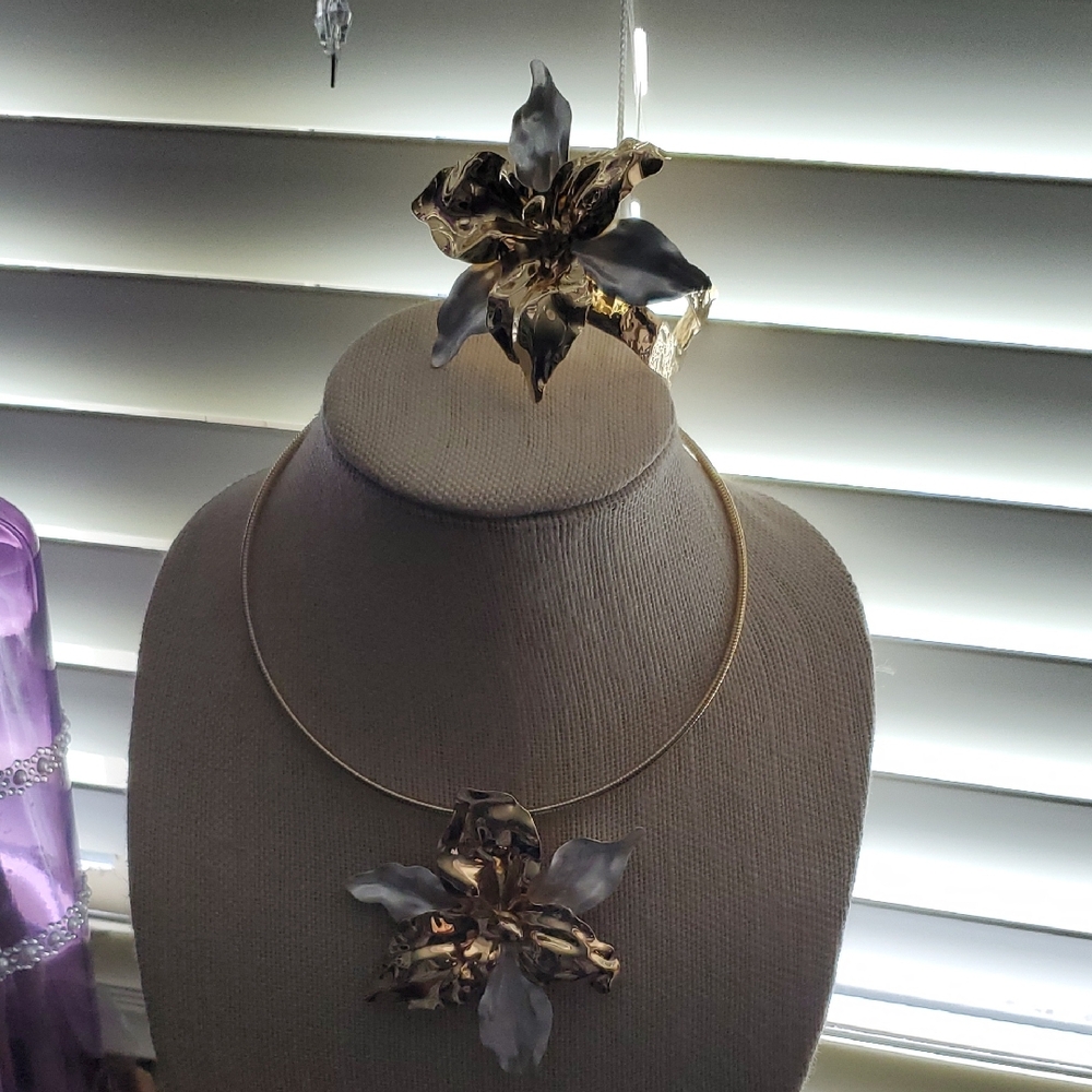 Elegant Gold and Silver Floral Necklace and Bracelet Set